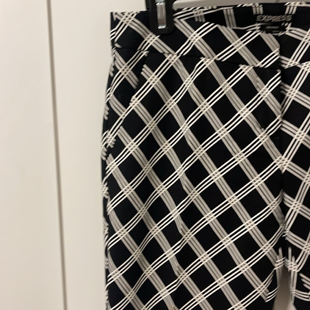 Like NEW!!! EXPRESS Columnist Fitted Ankle Pants. Black white print. Size 6 - Picture 3 of 5